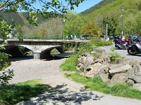 Mein Parkplatz - gleich hinter der Brücke links