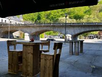 Sitzplatz bei Café - im Schatten